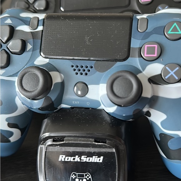 PS4 + 2 CONTROLLERS +GAMING HEADSET + CHARGING STAND + FIFA 22 CD - Picture 4 of 5